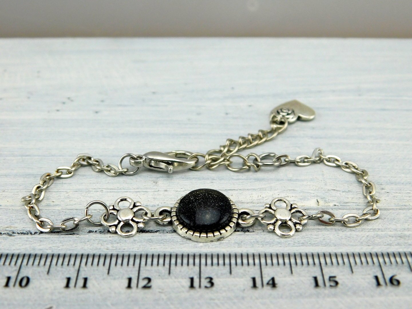 zartes silberfarbenes Armband mit Glasstein