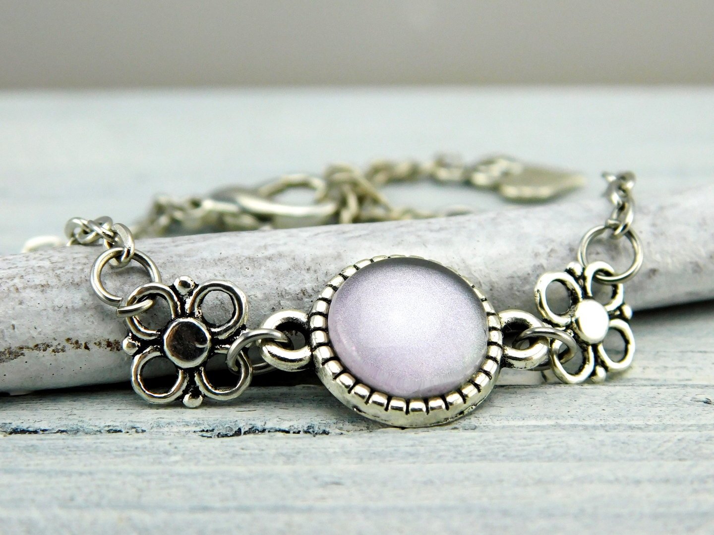 zartes silberfarbenes Armband mit Glasstein