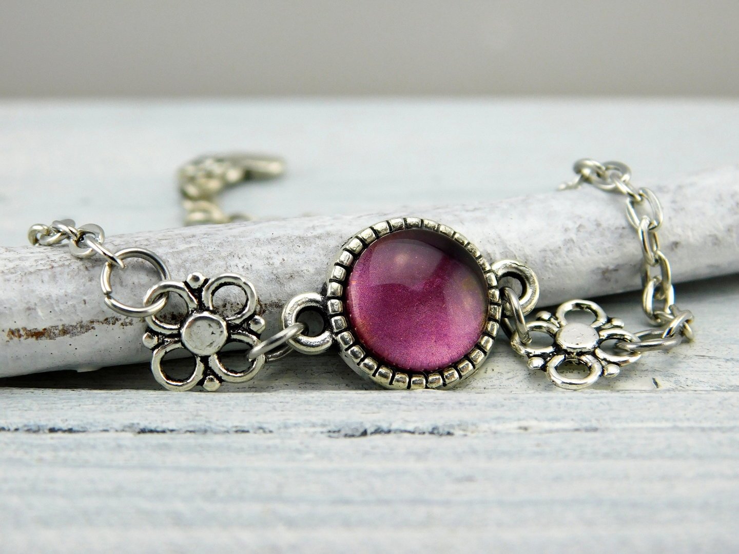 zartes silberfarbenes Armband mit Glasstein