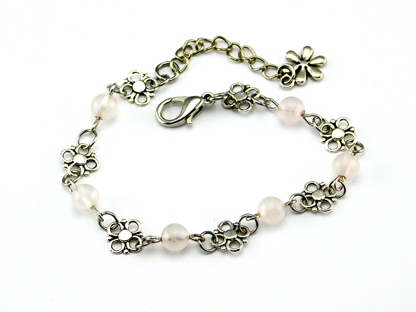 Rosenquarz Edelsteinperlen an silberfarbenem Armband