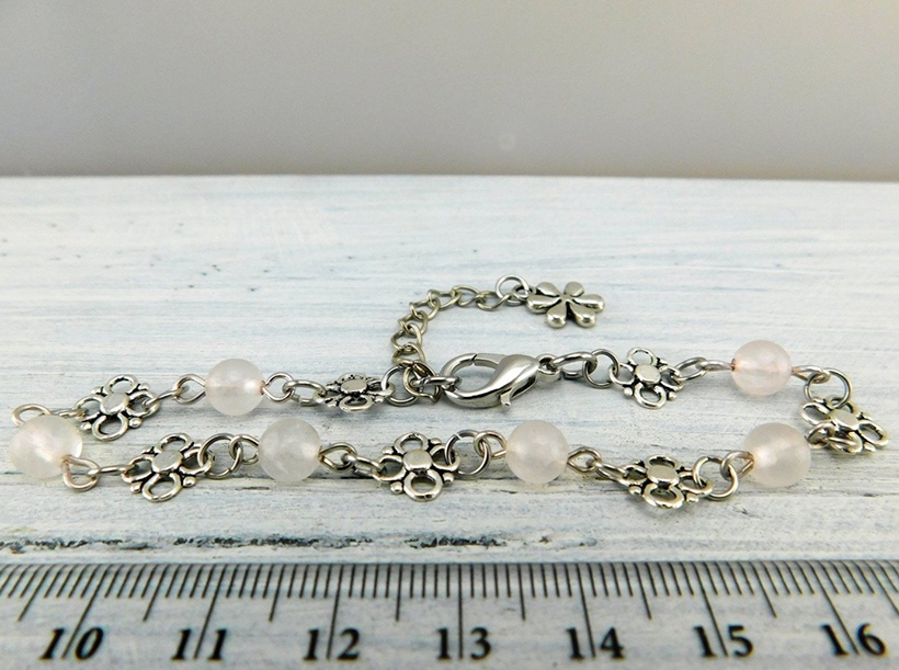 Rosenquarz Edelsteinperlen an silberfarbenem Armband