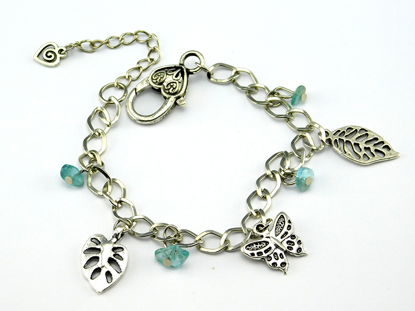 Boho Armband mit eisblauen Steinen und kleinen Anhängern