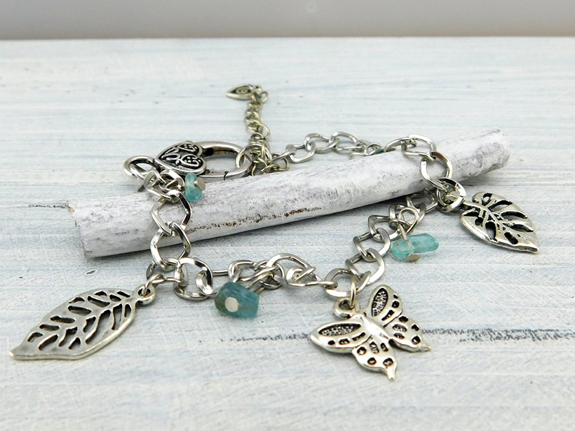 Boho Armband mit eisblauen Steinen und kleinen Anhängern