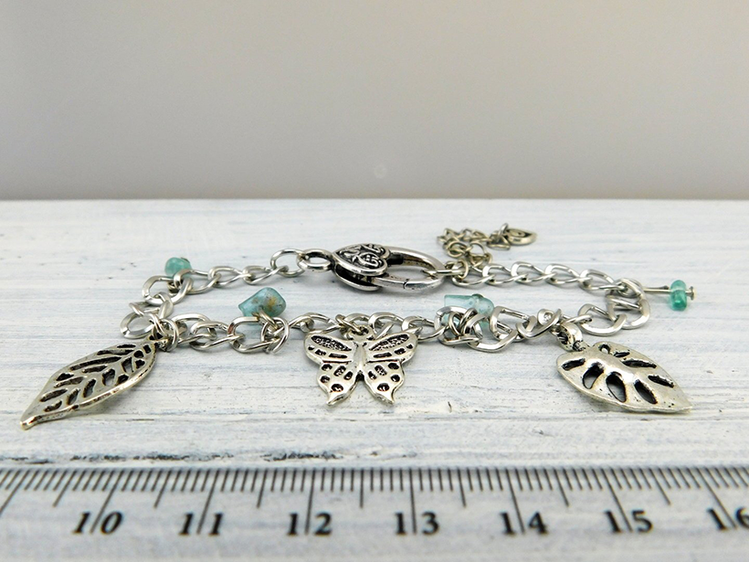 Boho Armband mit eisblauen Steinen und kleinen Anhängern