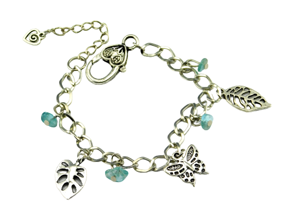 Boho Armband mit eisblauen Steinen und kleinen Anhängern
