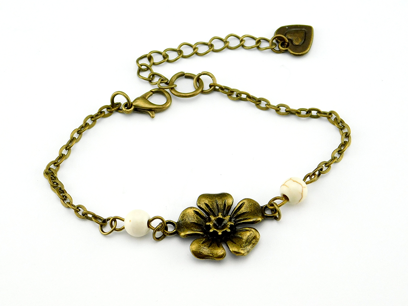 Boho Armband mit Blumenmotiv und weißen Perlen