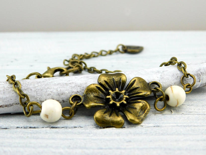 Boho Armband mit Blumenmotiv und weißen Perlen