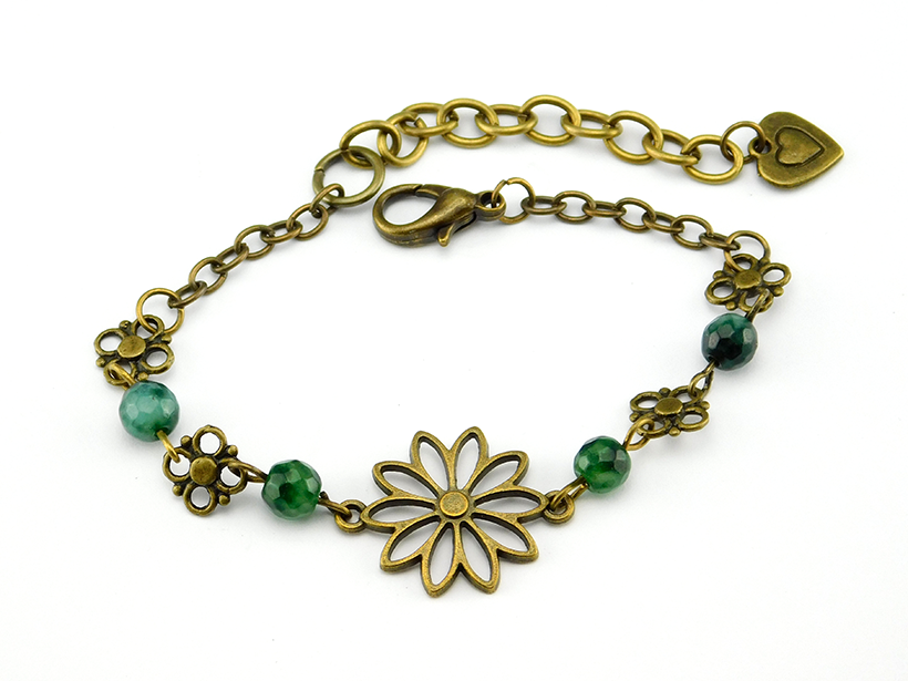 Armband mit grünen Perlen