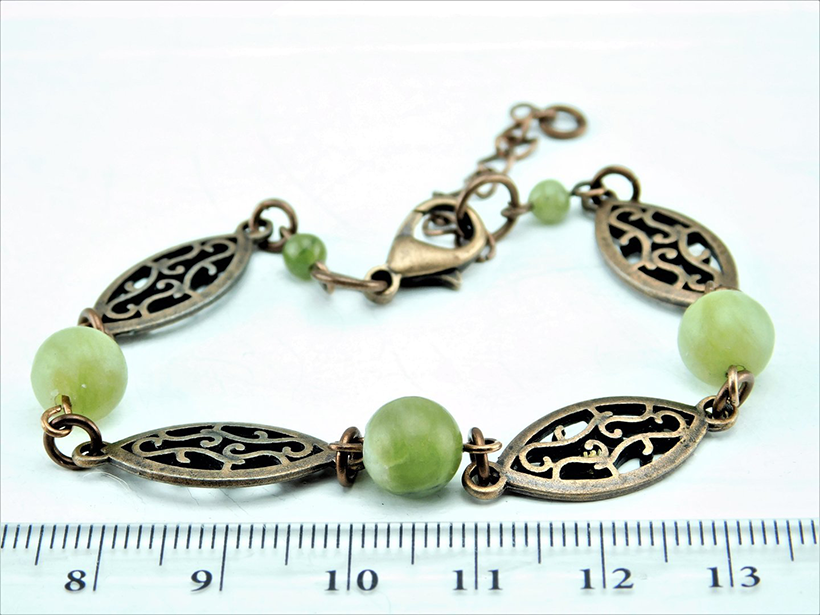 Armband mit grünen Jadeperlen