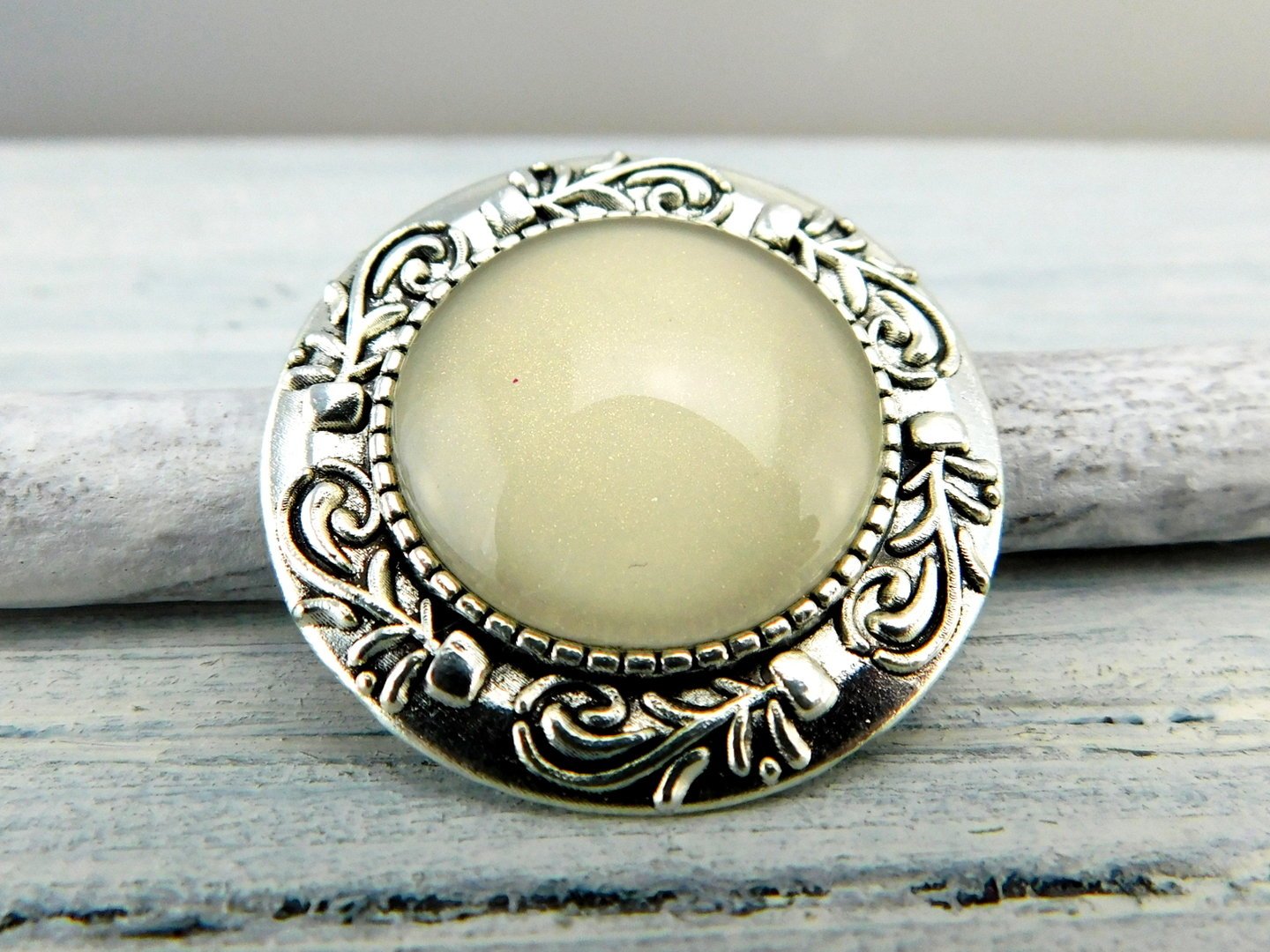 Runde verzierte Brosche mit Glasstein in Silber - Vintage Schmuckstübchen