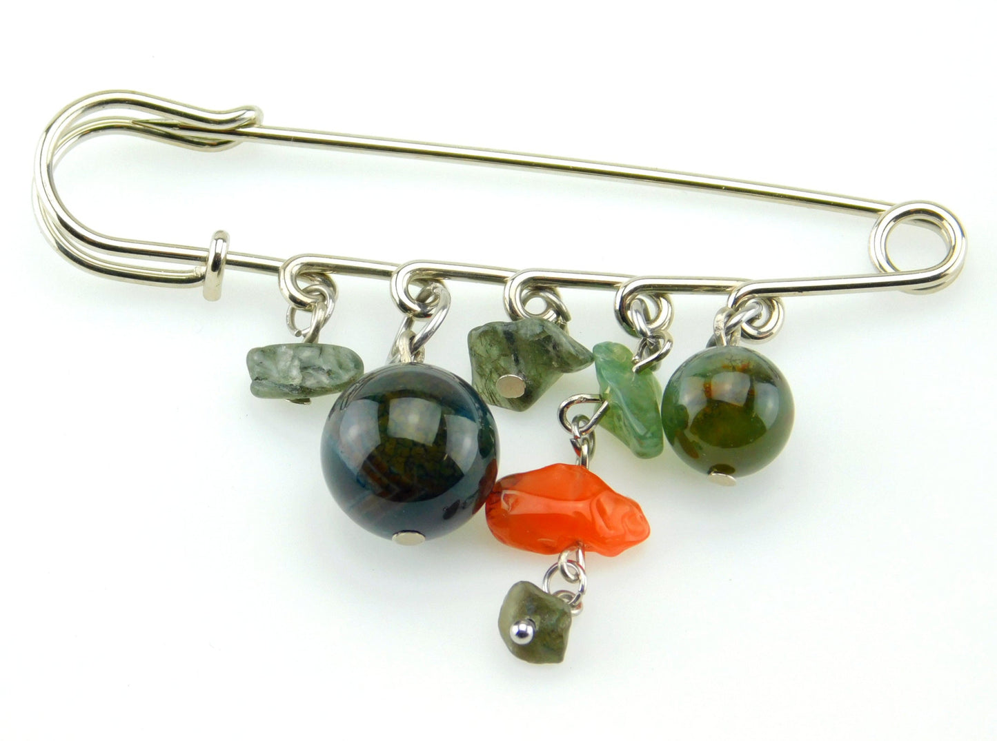 Eine Sicherheitsnadel Brosche in Silber Farbe mit Perlen und kleinen Anhängern