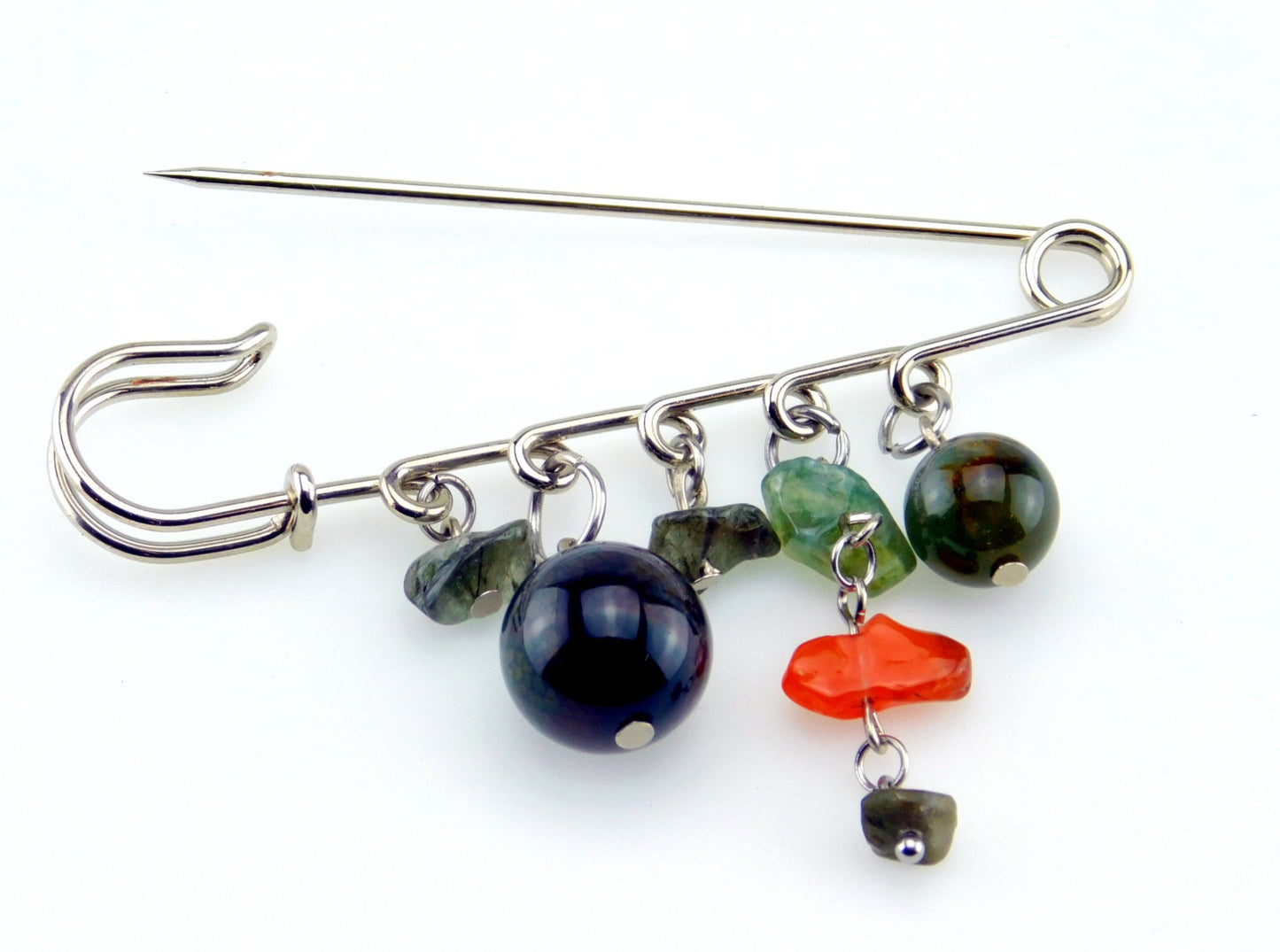 Eine Sicherheitsnadel Brosche in Silber Farbe mit Perlen und kleinen Anhängern