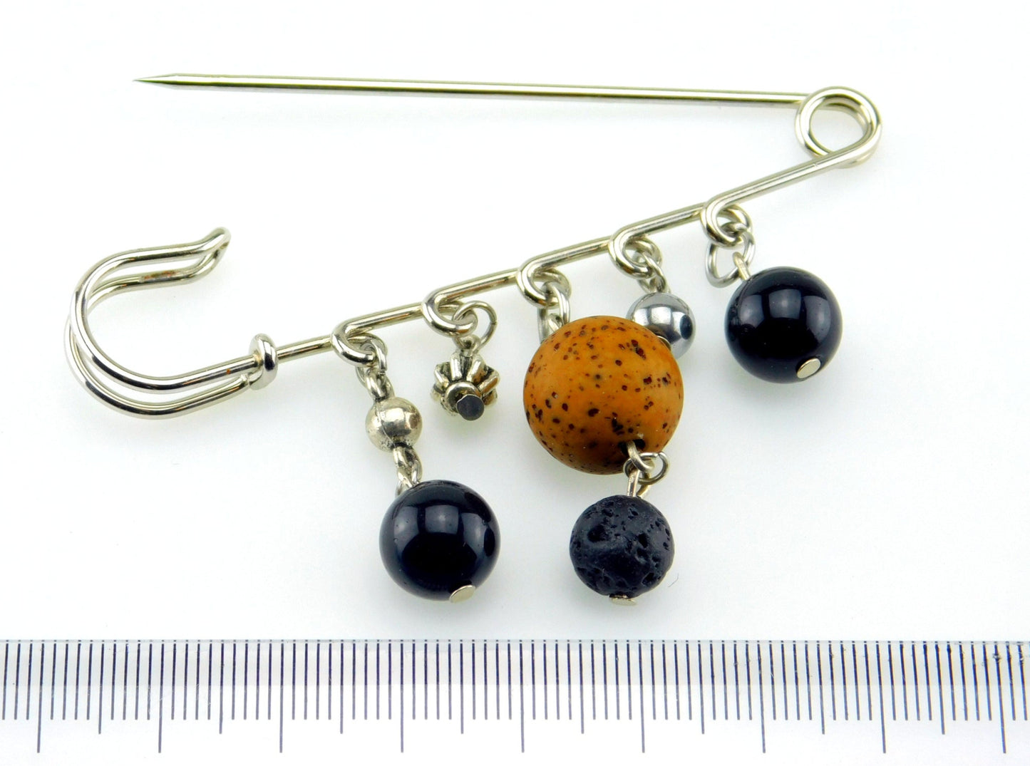 Eine Sicherheitsnadel Brosche in Silber Farbe mit Perlen und kleinen Anhängern