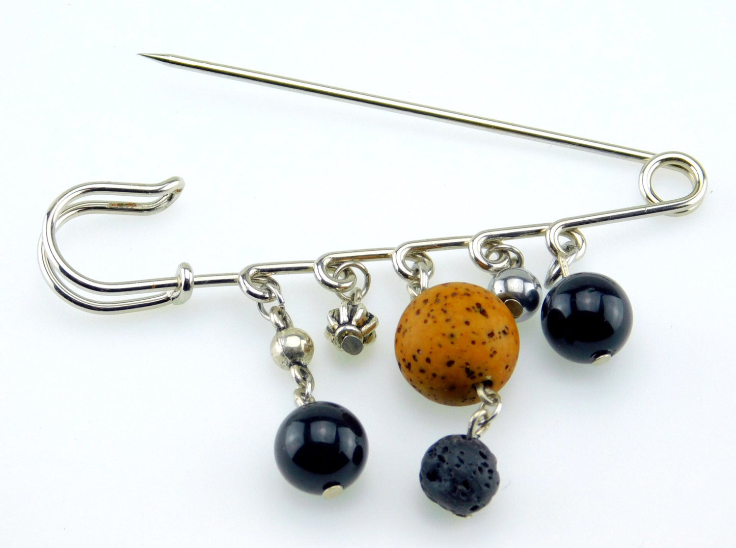 Eine Sicherheitsnadel Brosche in Silber Farbe mit Perlen und kleinen Anhängern