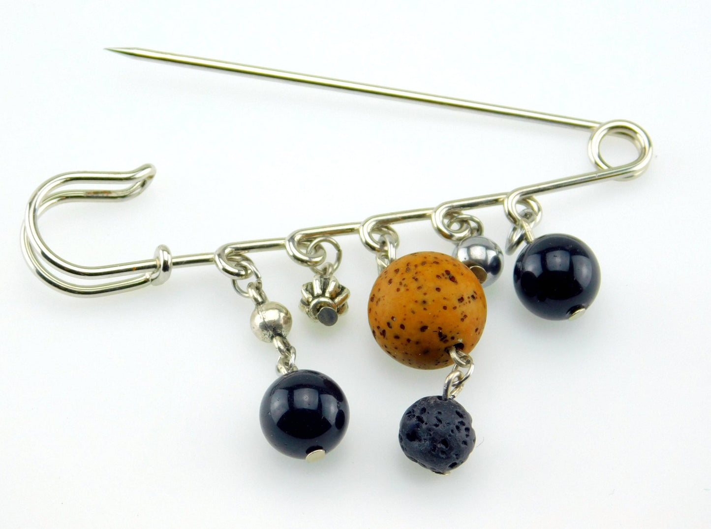 Eine Sicherheitsnadel Brosche in Silber Farbe mit Perlen und kleinen Anhängern