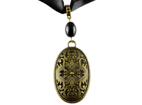Eine kurze Halskette (Choker) mit einem schwarzem Satin Band und einem ovalen bronzefarbenen Anhänger - Vintage Schmuckstübchen