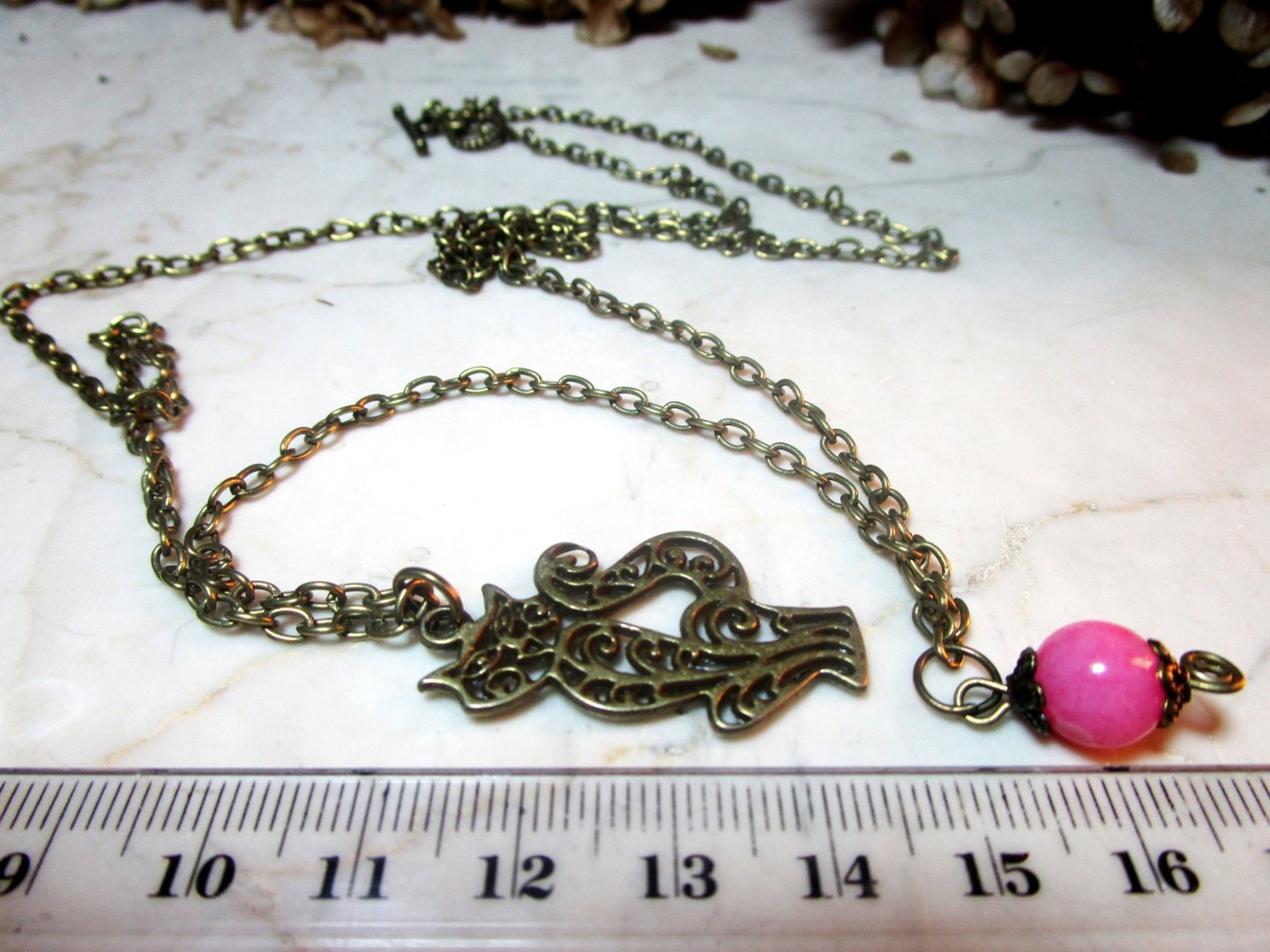 Kette mit stilisiertem Katzenanhänger und Morganitperle