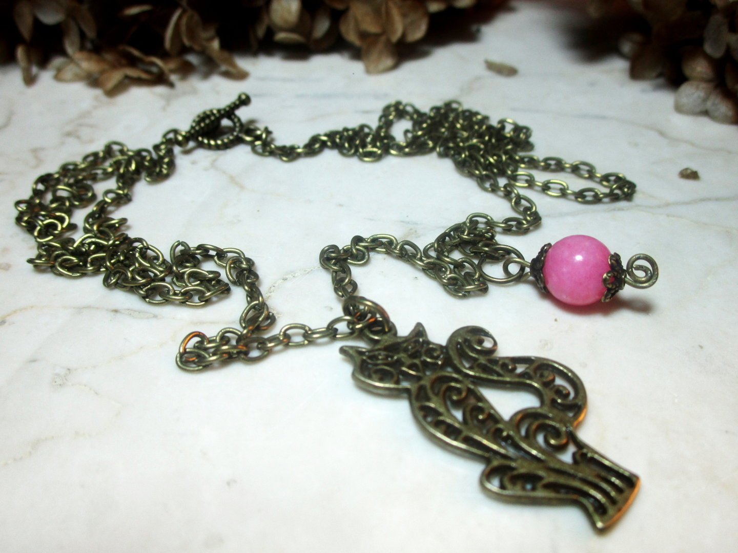 Kette mit stilisiertem Katzenanhänger und Morganitperle