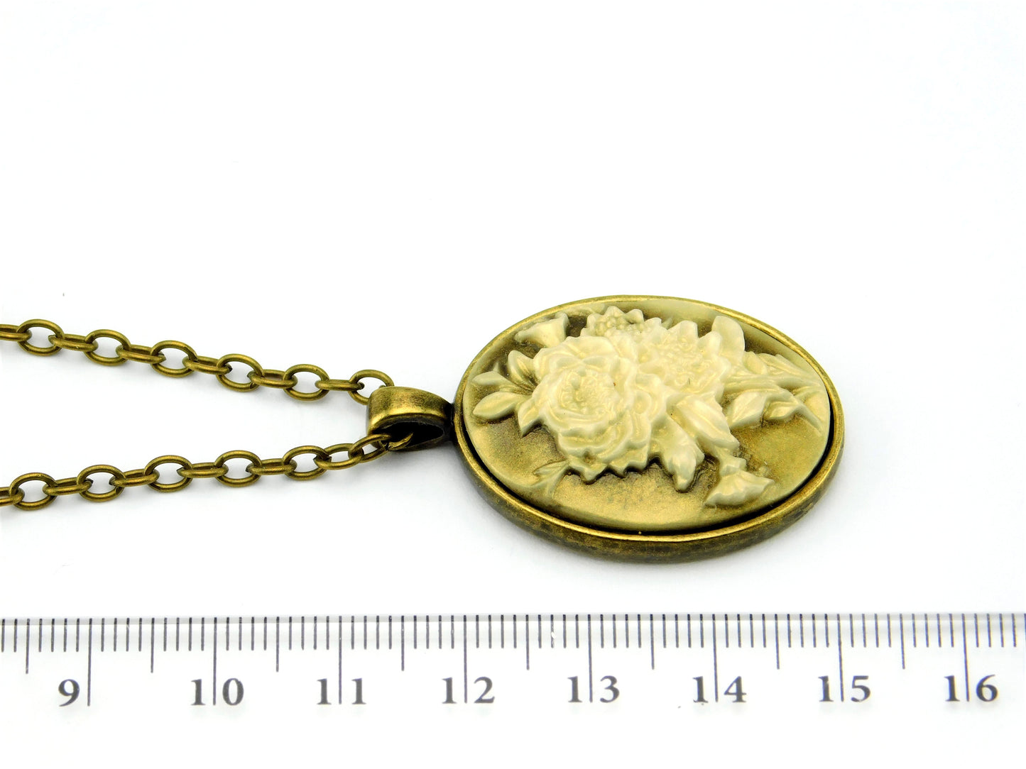 Eine Halskette mit einem Resincabochon - Vintage Schmuckstübchen