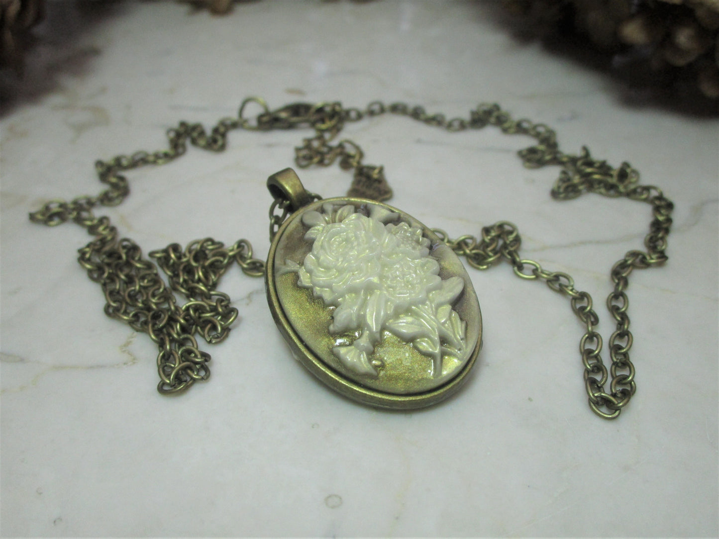 Eine Halskette mit einem Resincabochon - Vintage Schmuckstübchen