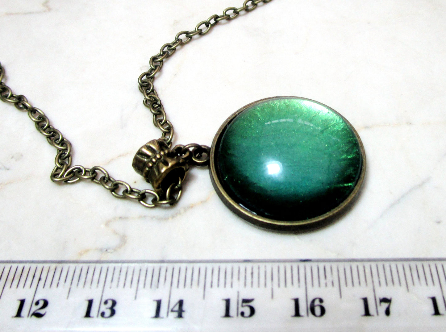Messingfarbene Halskette mit rundem Anhänger in faszinierender Farbe