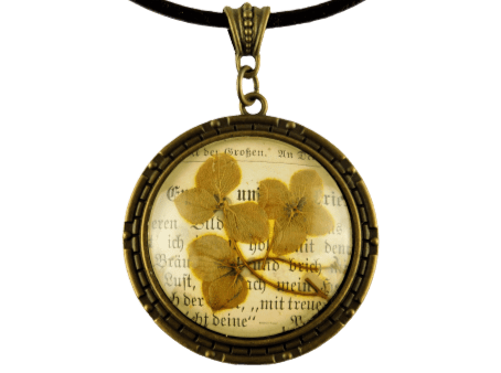 Eine Halskette "Vintage" mit echter Blüte in einem Glascaboschon mit einem Lederband in dunkelbraun - Vintage Schmuckstübchen