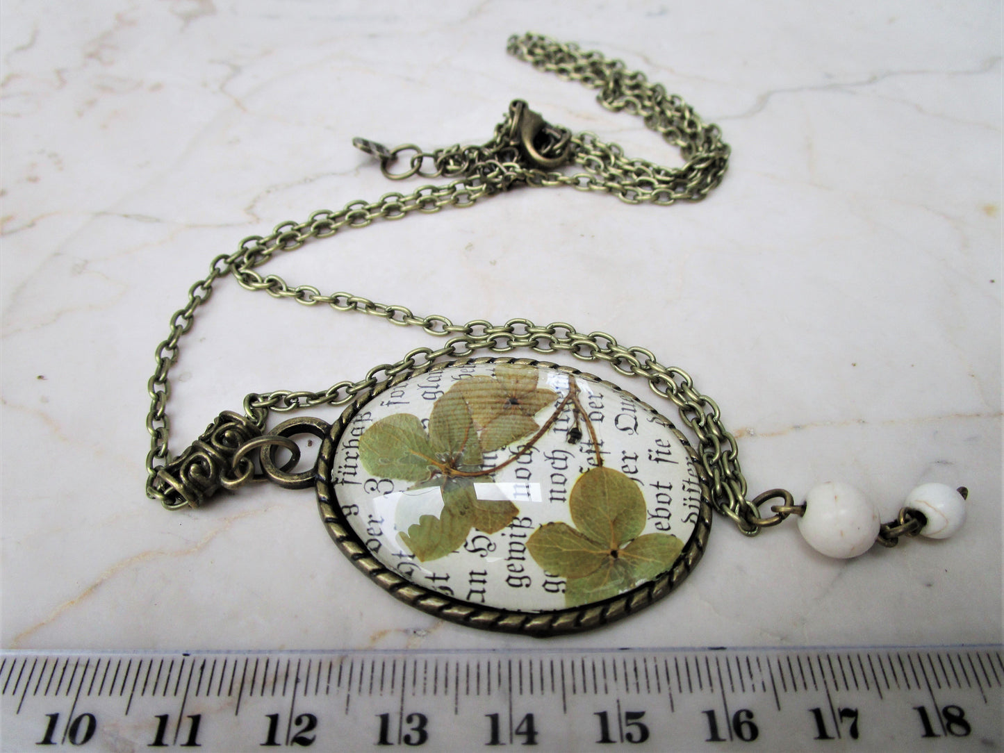 Eine Cabochon Kette in Bronzefarbe - Vintage Schmuckstübchen