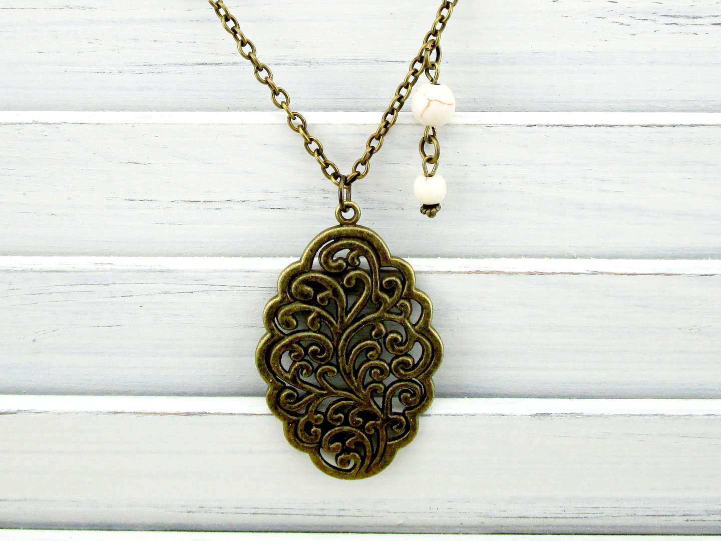 Ornament Halskette mit Howlithperlen