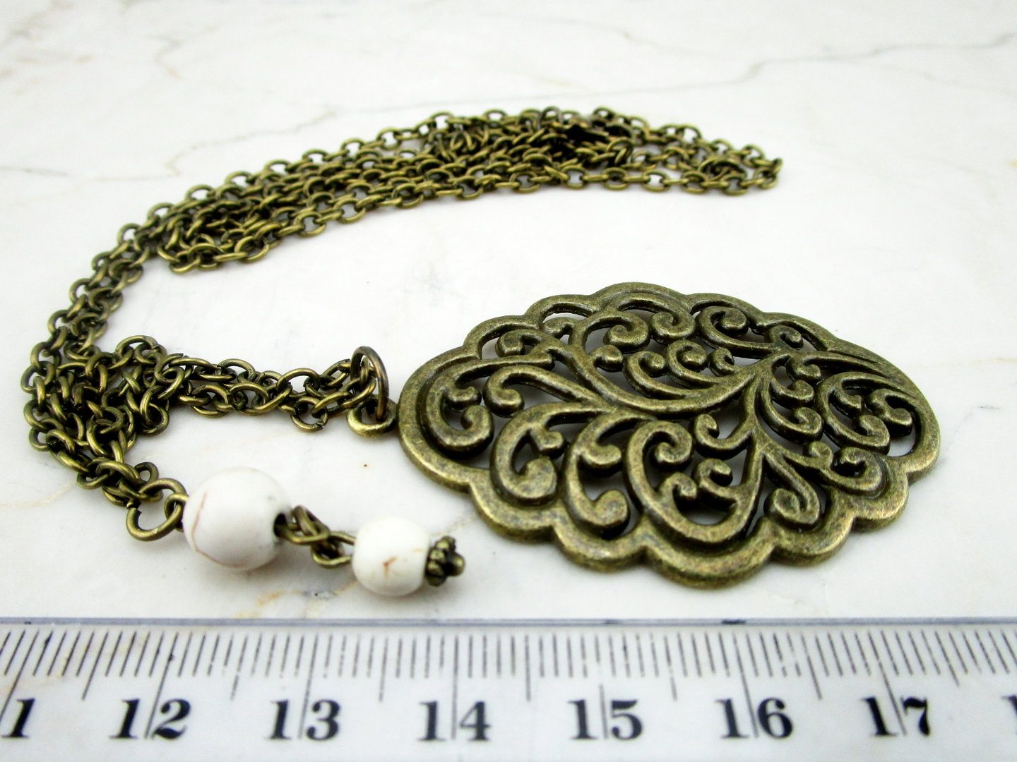 Ornament Halskette mit Howlithperlen