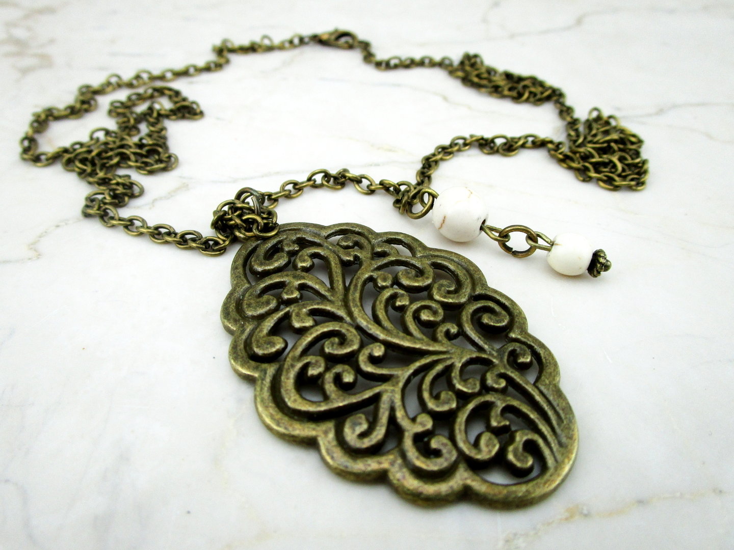 Ornament Halskette mit Howlithperlen