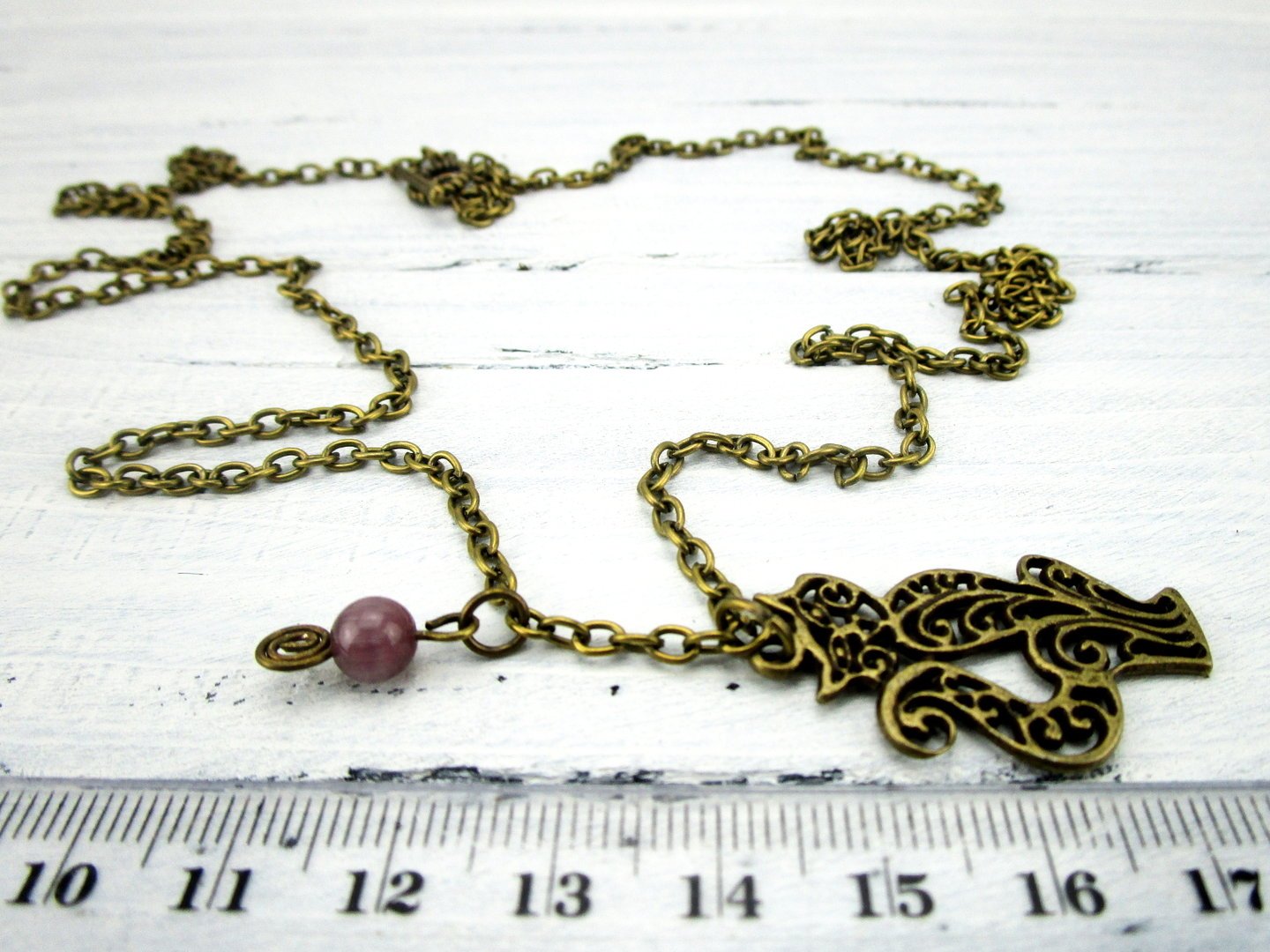 Kette mit Katzenanhänger und lila Glasperle