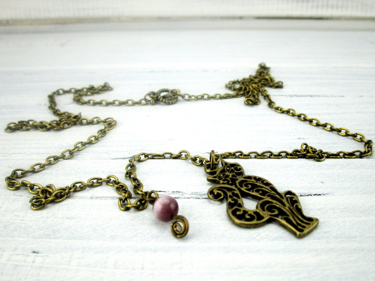 Kette mit Katzenanhänger und lila Glasperle