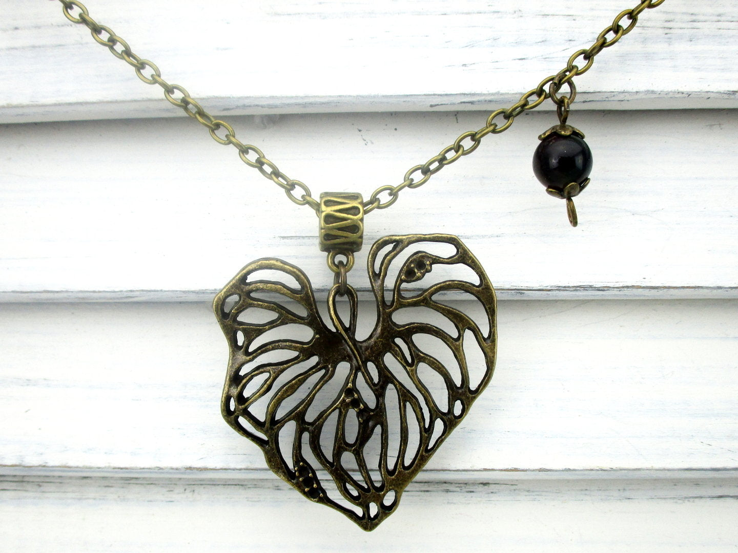 Lange Halskette mit Blattanhänger