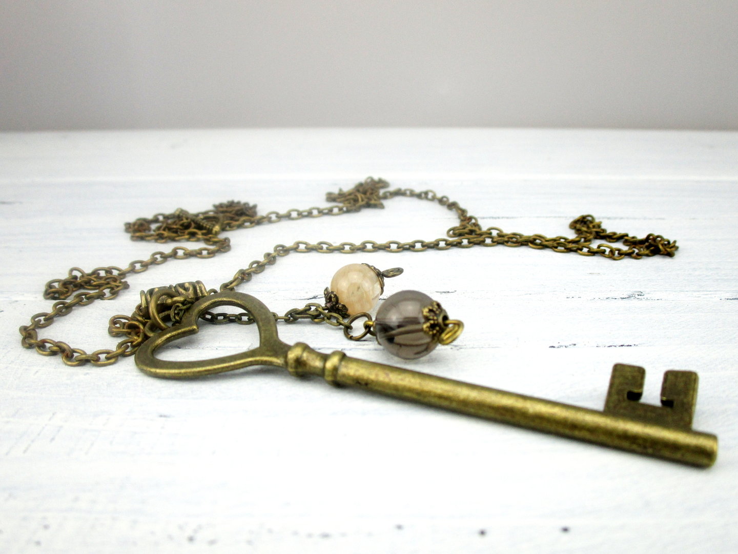 Lange Halskette mit Schlüssel und Perlen