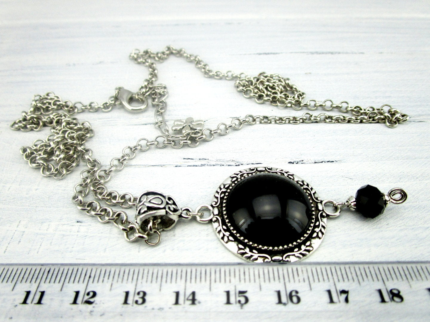 Lange Halskette mit Glasstein in Schwarz