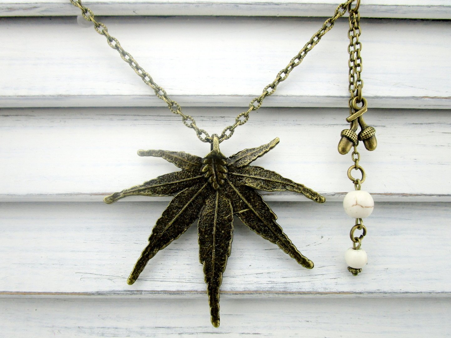 Halskette mit Blattanhänger