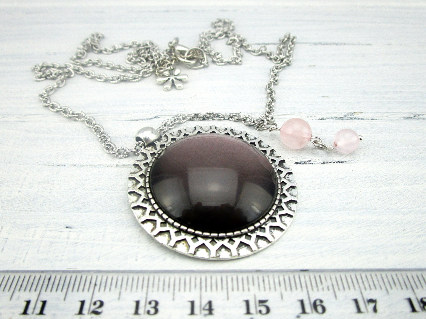 Lange Cabochonhalskette "Veilchen" mit Rosenquarz