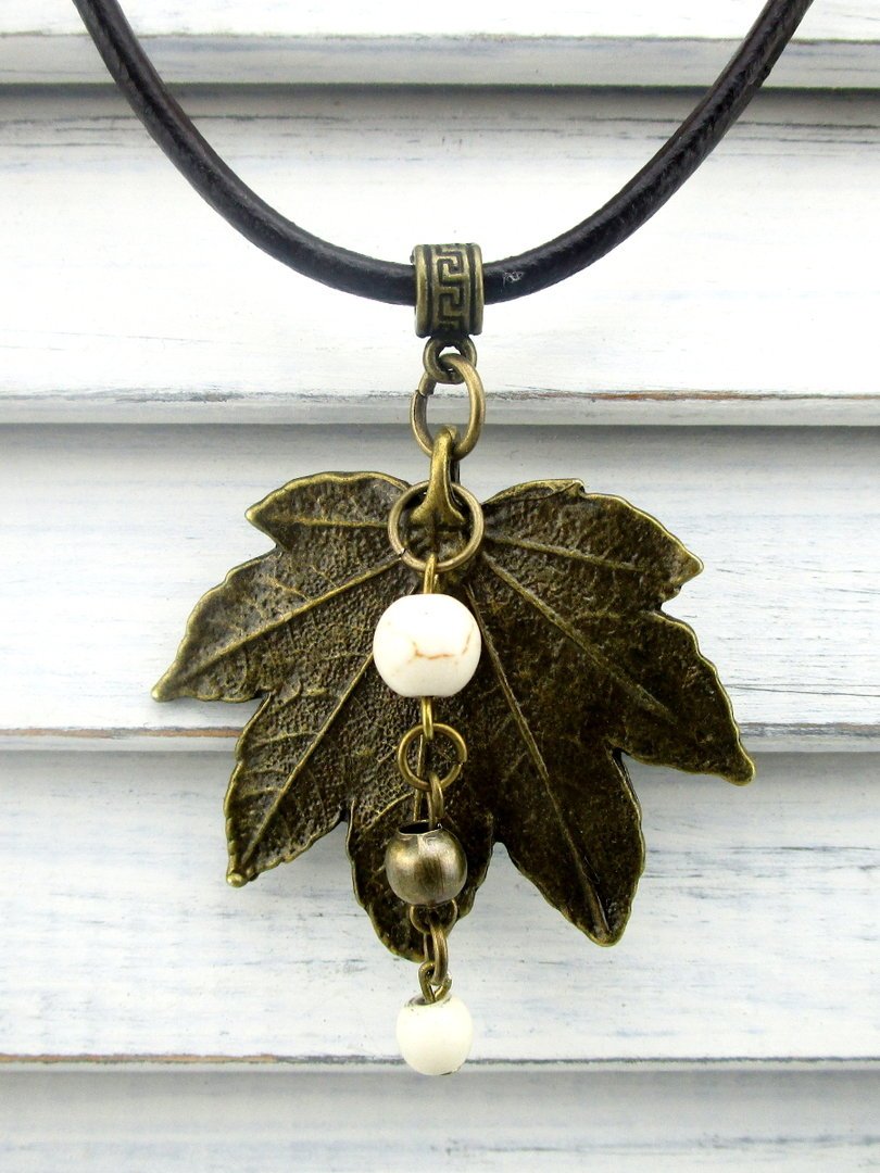 Halskette mit Blattanhänger und Howlith