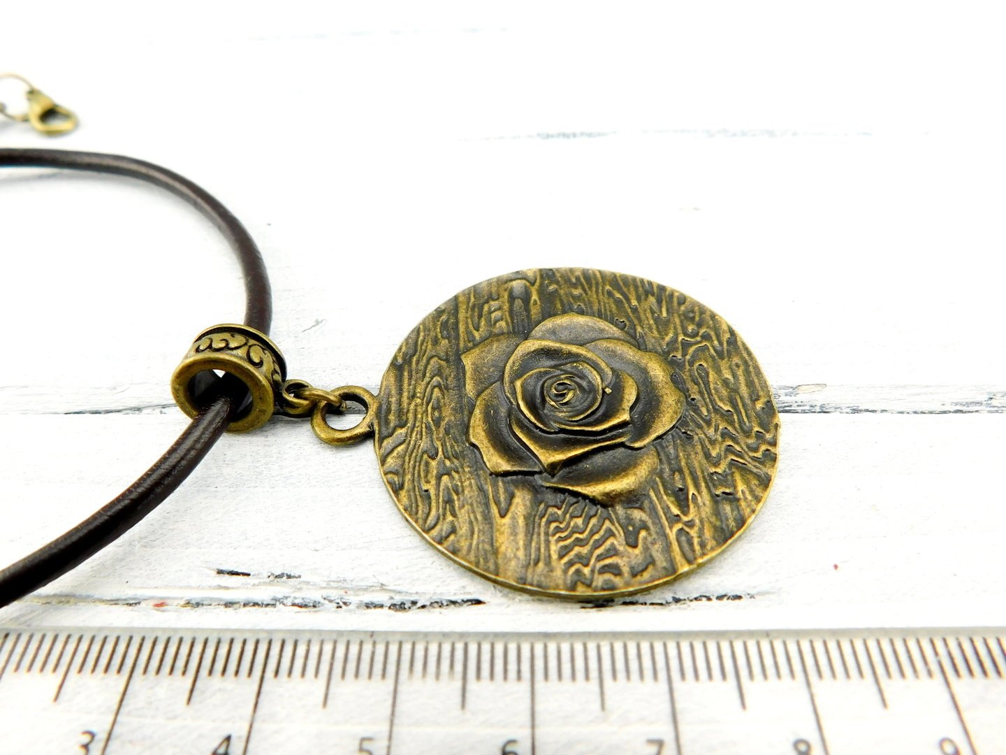 Halskette mit Rosenanhänger auf Lederband