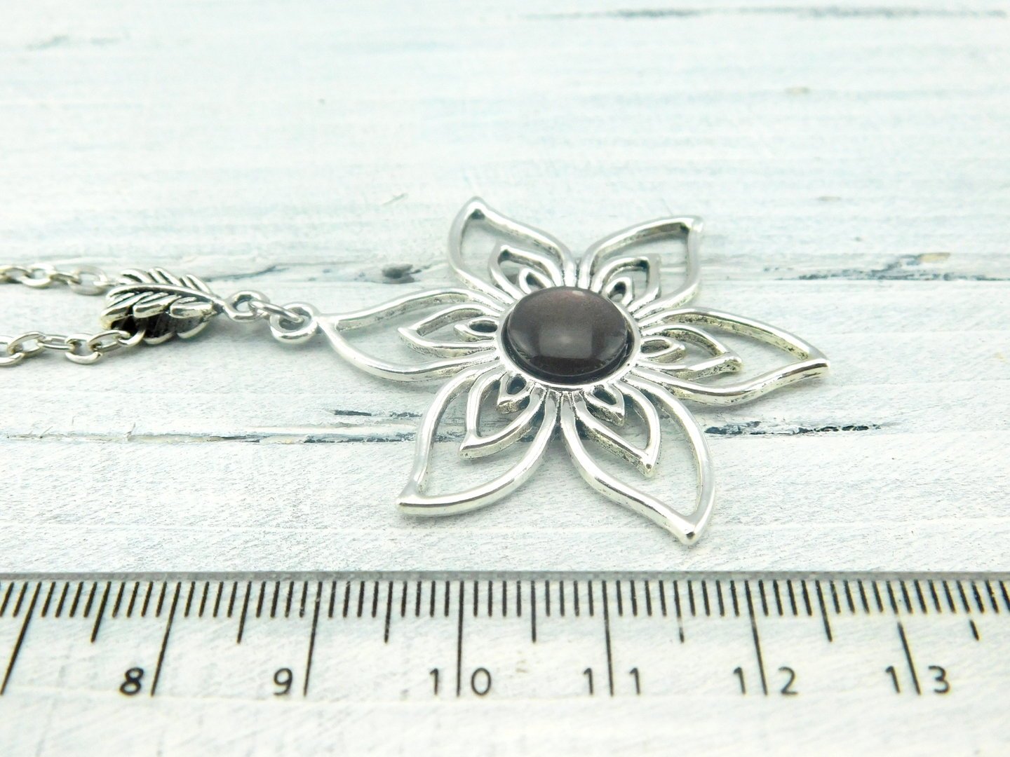 Lange Halskette mit Blumenanhänger in Silber