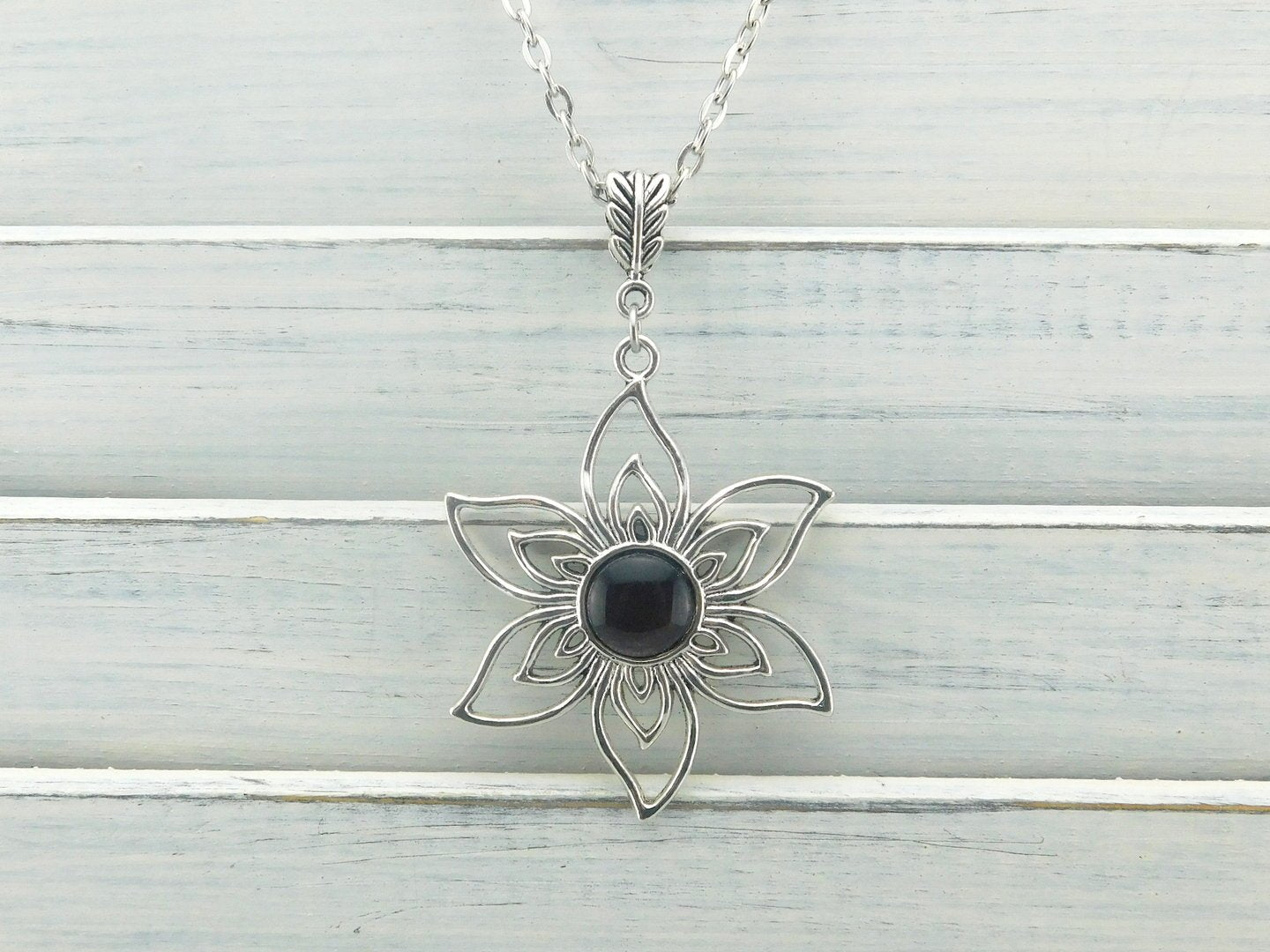 Lange Halskette mit Blumenanhänger in Silber