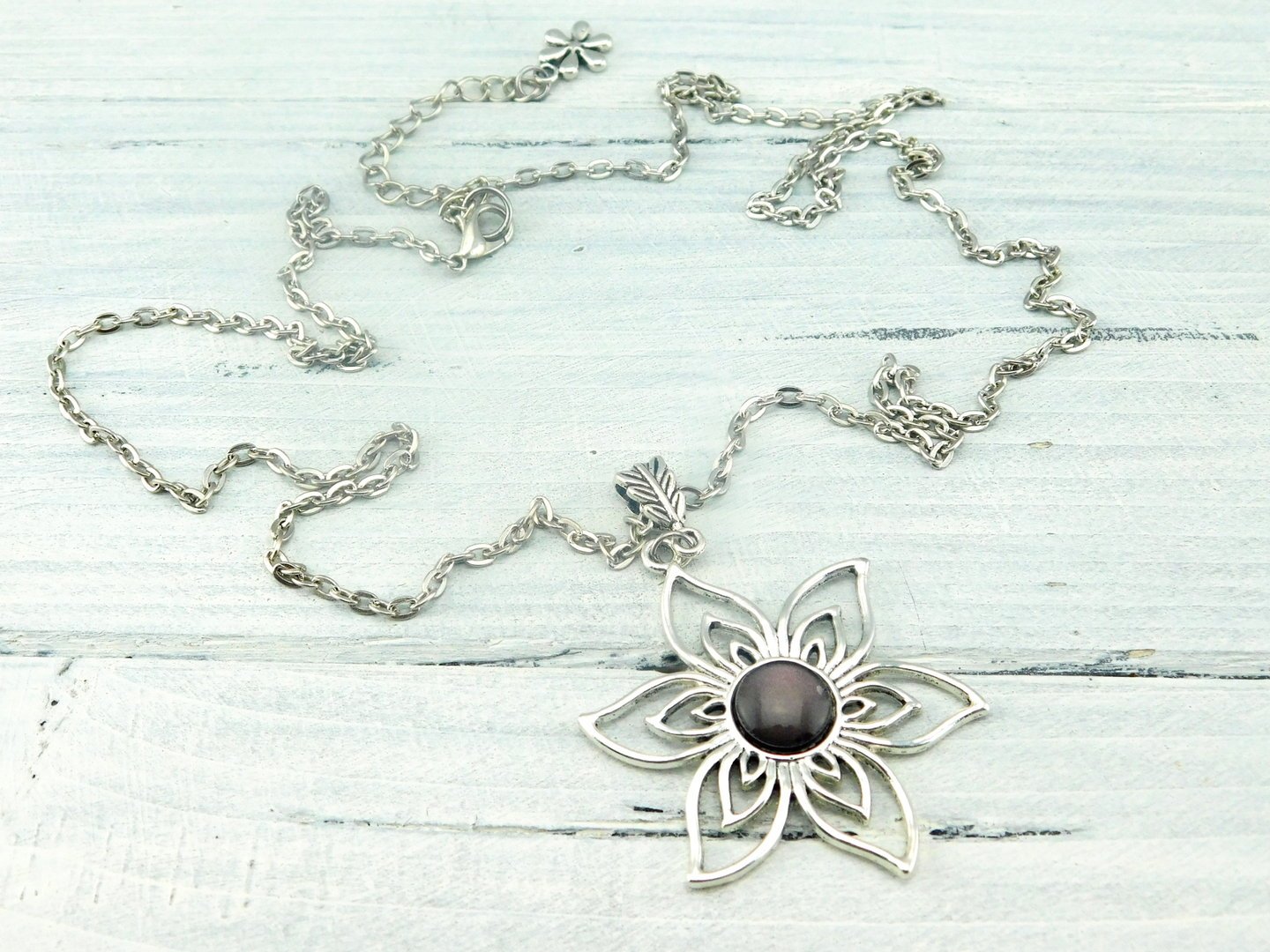 Lange Halskette mit Blumenanhänger in Silber