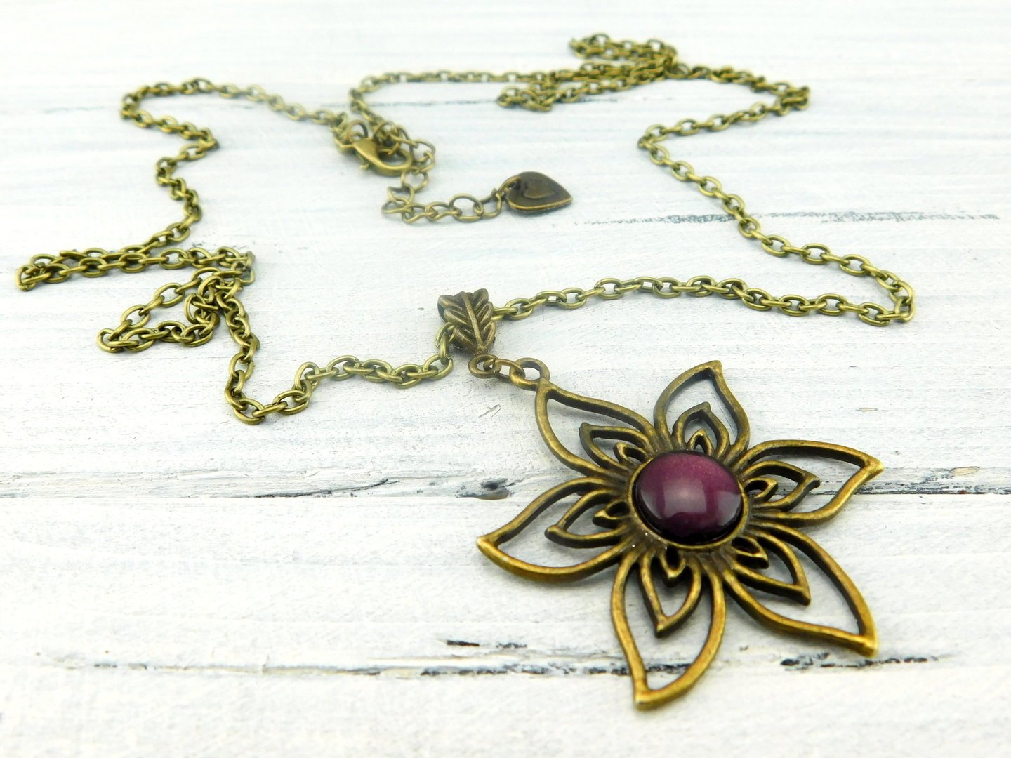 Lange Halskette mit Blumenanhänger in Bronze