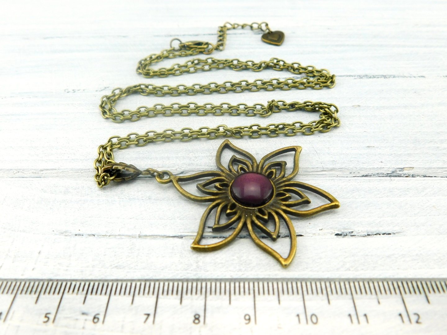 Lange Halskette mit Blumenanhänger in Bronze