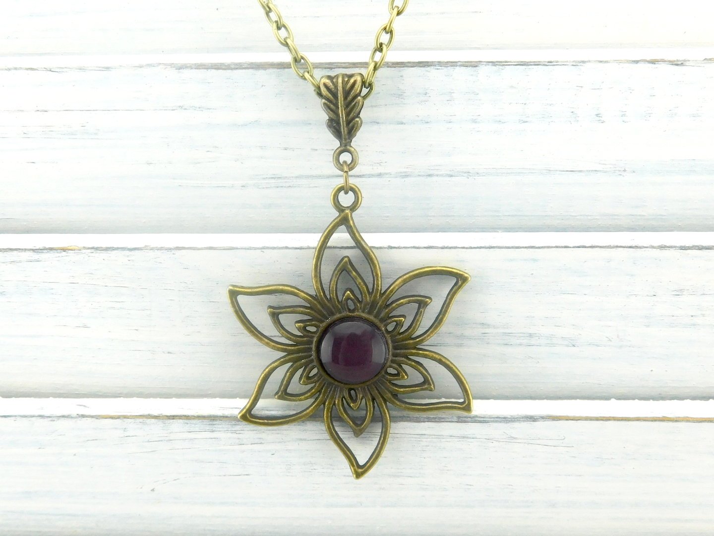 Lange Halskette mit Blumenanhänger in Bronze