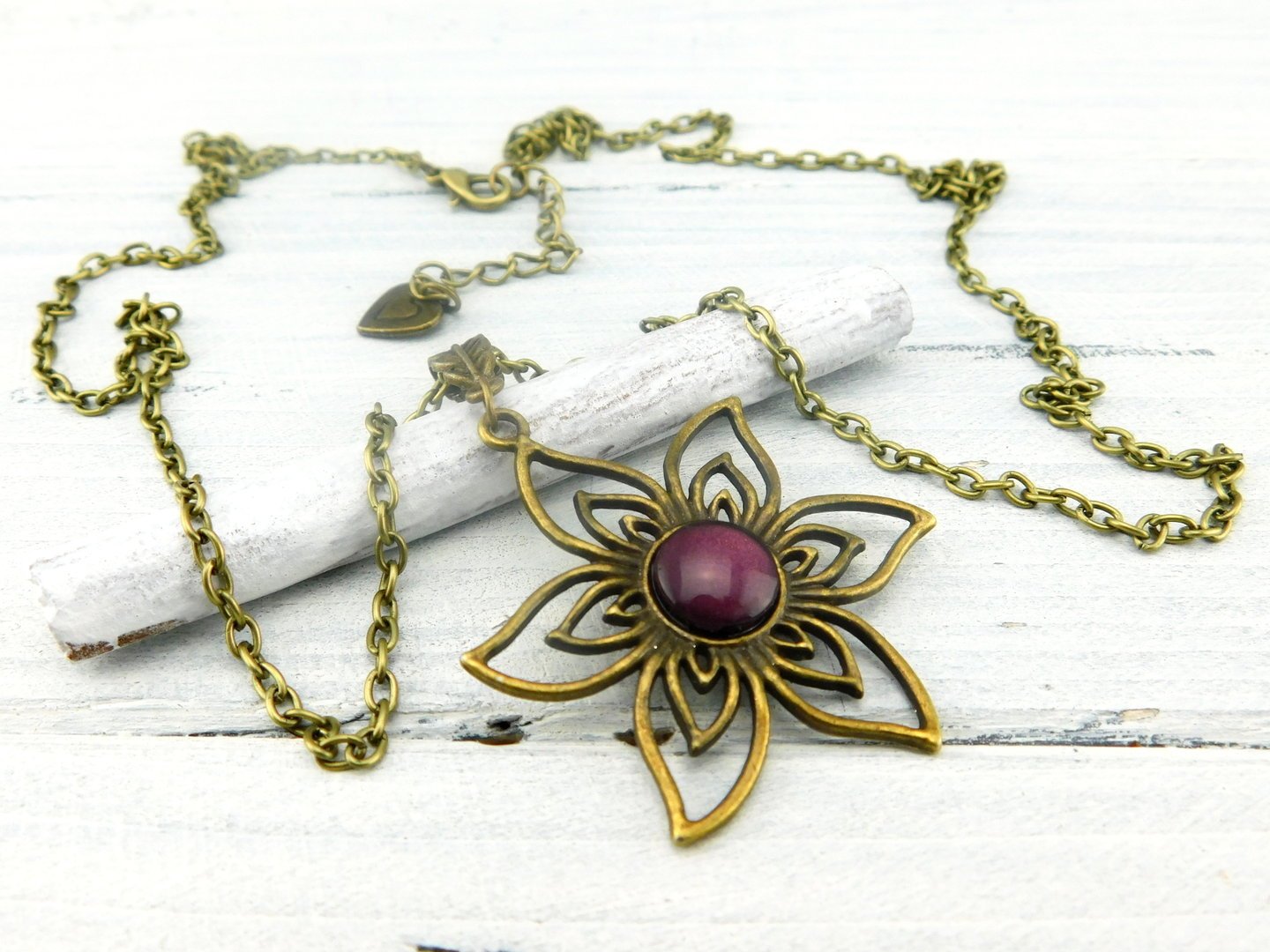 Lange Halskette mit Blumenanhänger in Bronze