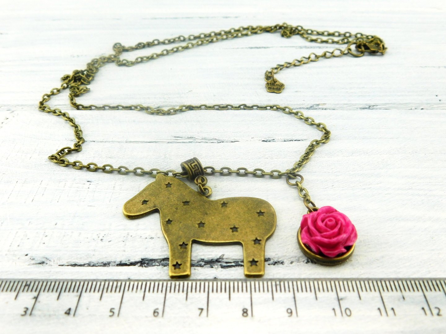Lange Halskette "Spielzeug Pferdchen" in Bronze Pink