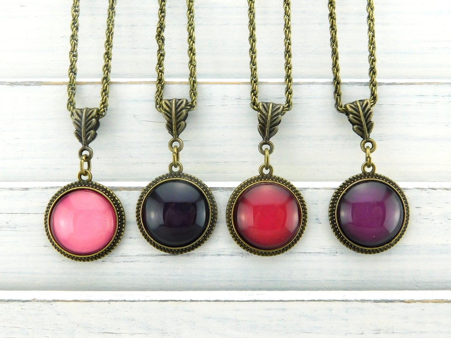 Halskette "Berry, Berry!" mit rundem Cabochon-Anhänger