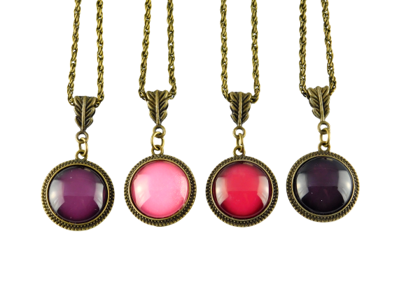 Halskette "Berry, Berry!" mit rundem Cabochon-Anhänger
