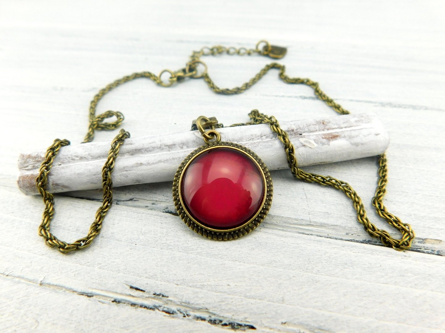 Halskette "Berry, Berry!" mit rundem Cabochon-Anhänger